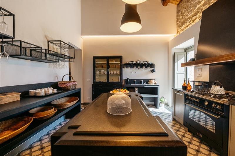  6 bedroom villa with heated pool in Modica, sleeps 18