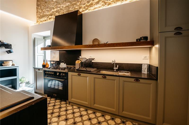  6 bedroom villa with heated pool in Modica, sleeps 18