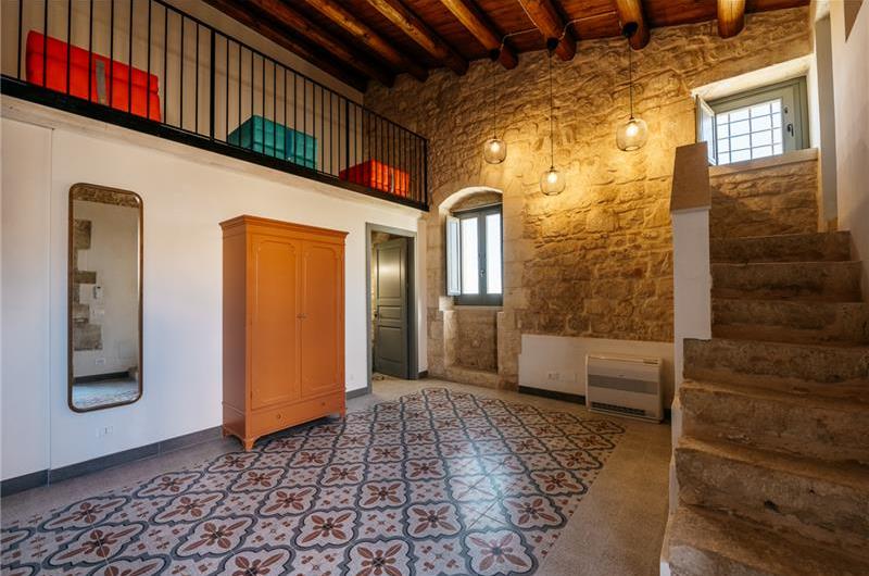  6 bedroom villa with heated pool in Modica, sleeps 18