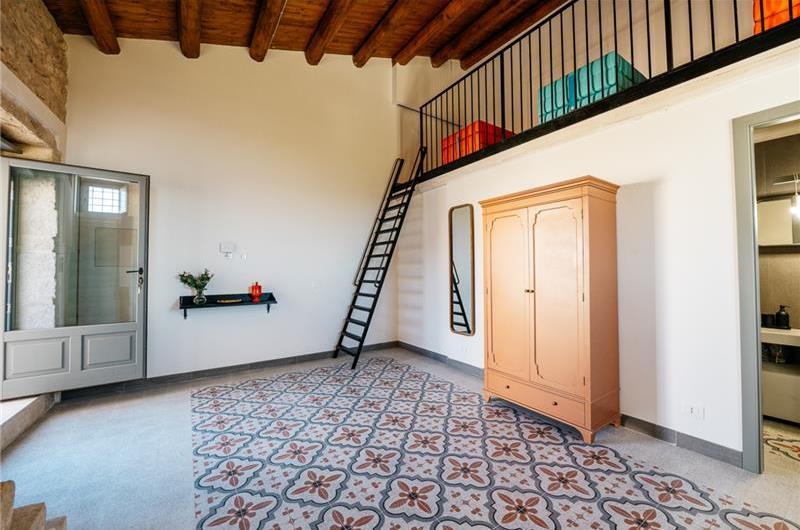  6 bedroom villa with heated pool in Modica, sleeps 18