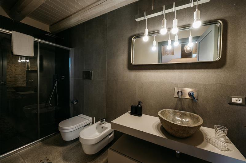  6 bedroom villa with heated pool in Modica, sleeps 18