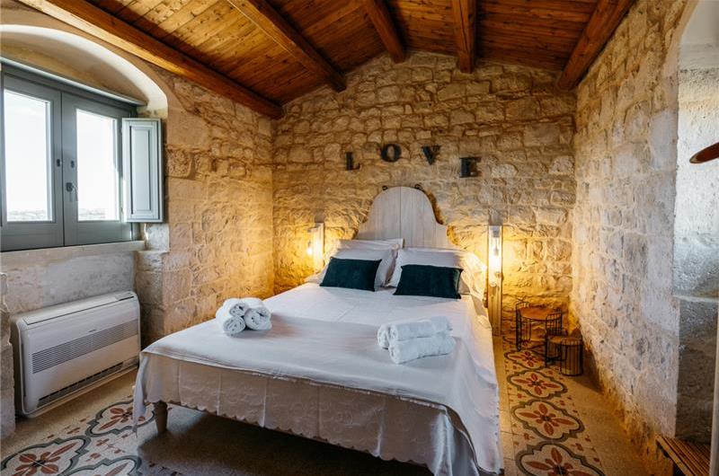  6 bedroom villa with heated pool in Modica, sleeps 18