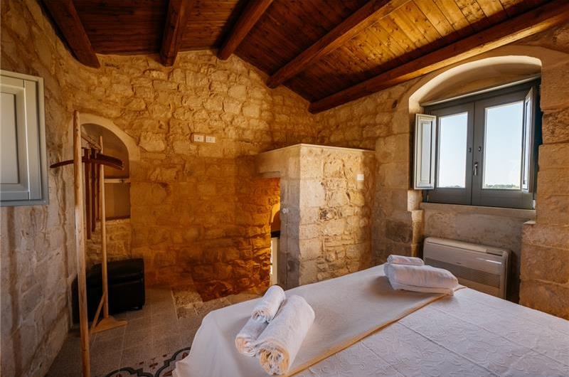  6 bedroom villa with heated pool in Modica, sleeps 18