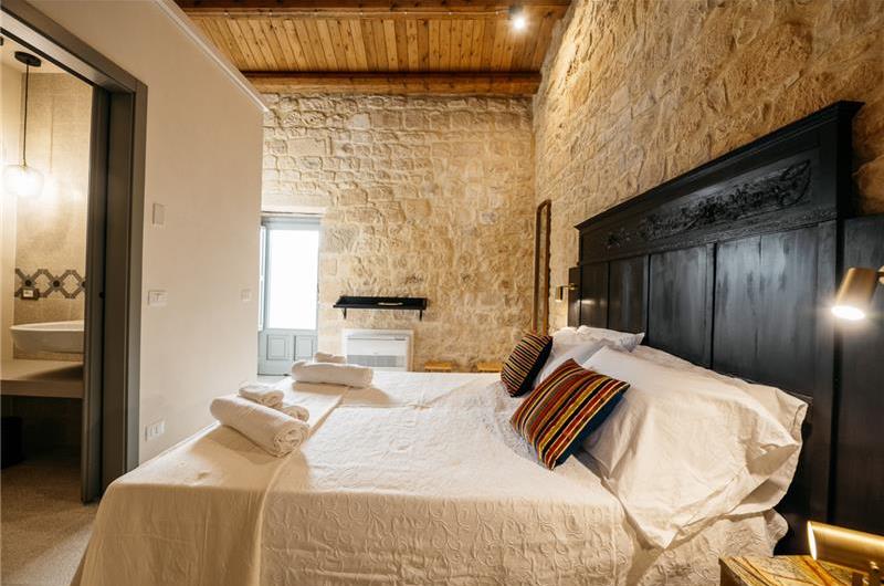  6 bedroom villa with heated pool in Modica, sleeps 18
