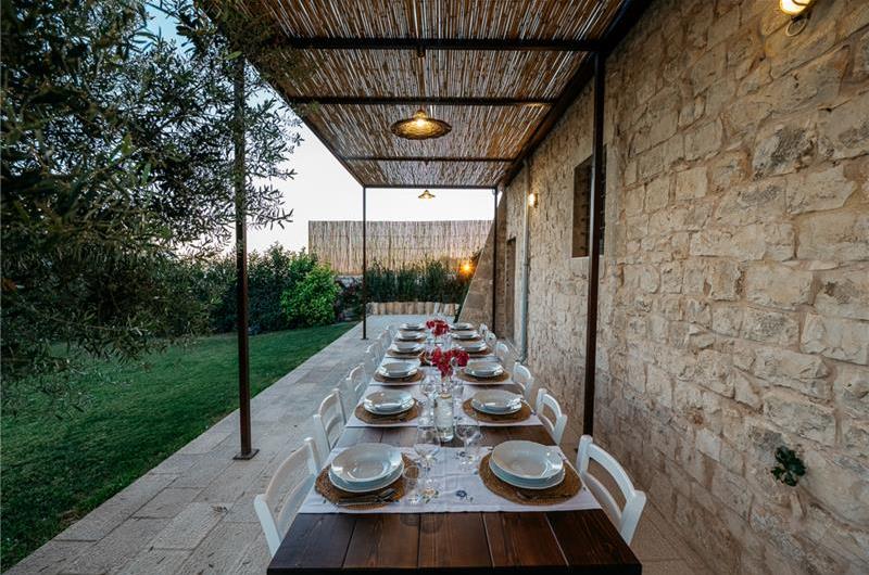  6 bedroom villa with heated pool in Modica, sleeps 18
