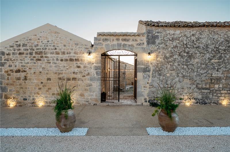  6 bedroom villa with heated pool in Modica, sleeps 18