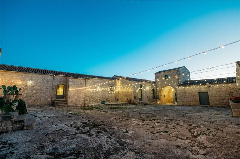  6 bedroom villa with heated pool in Modica, sleeps 18