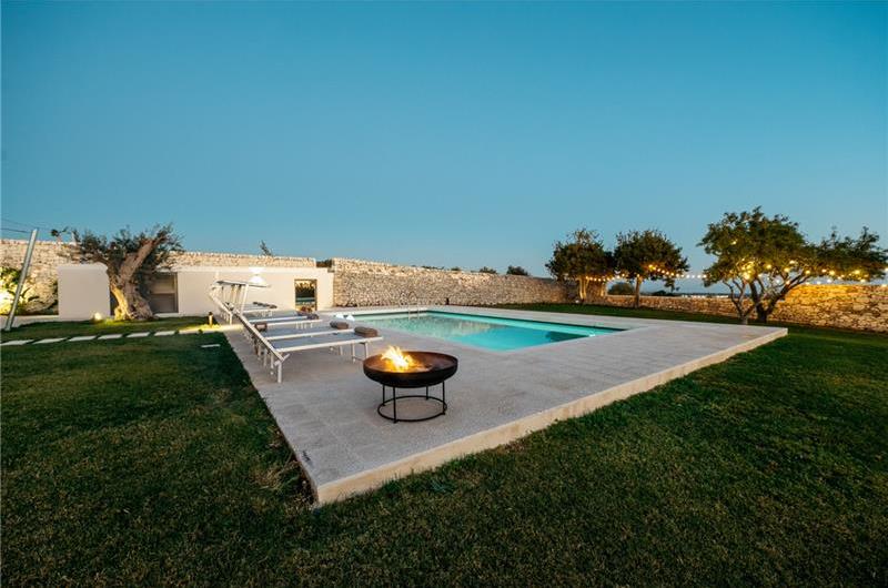  6 bedroom villa with heated pool in Modica, sleeps 18