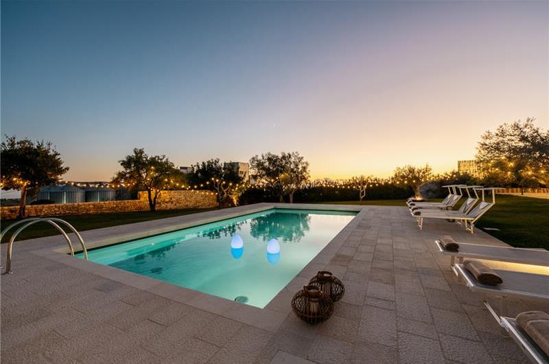 6 bedroom villa with heated pool in Modica, sleeps 18