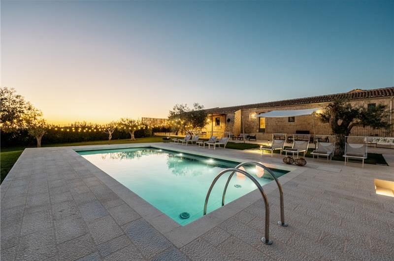  6 bedroom villa with heated pool in Modica, sleeps 18