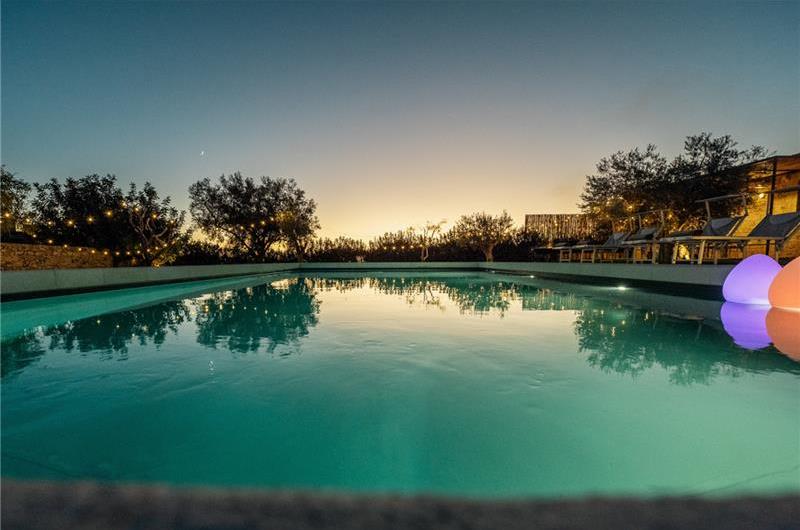  6 bedroom villa with heated pool in Modica, sleeps 18