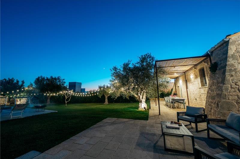  6 bedroom villa with heated pool in Modica, sleeps 18