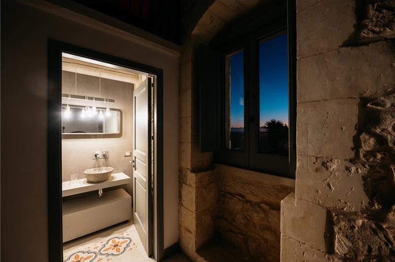  6 bedroom villa with heated pool in Modica, sleeps 18