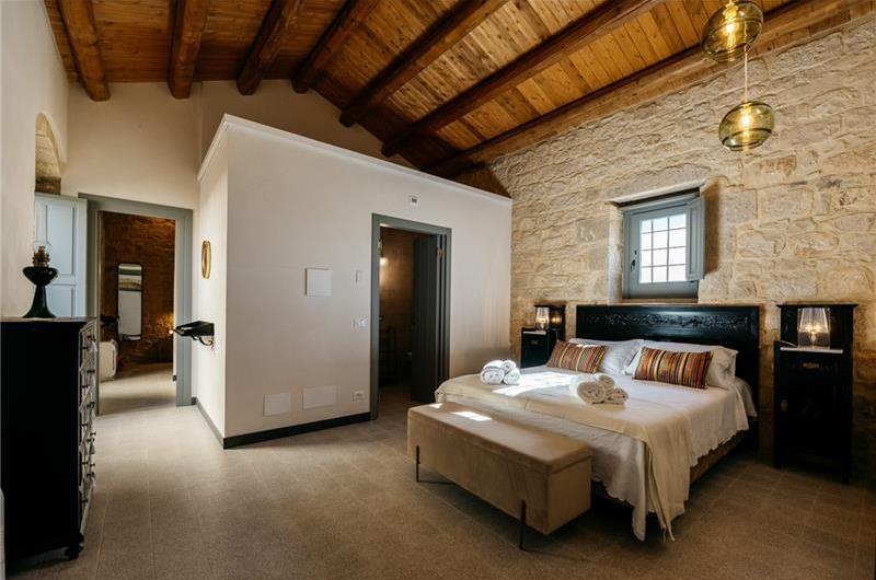  6 bedroom villa with heated pool in Modica, sleeps 18