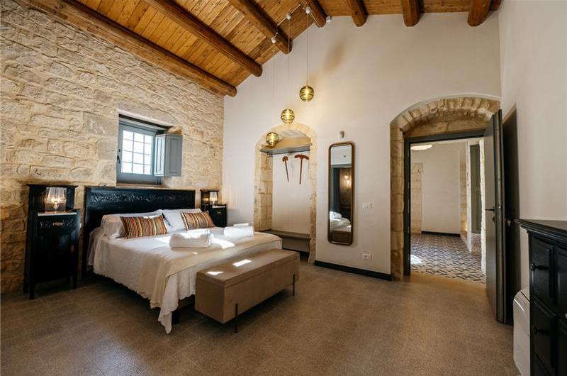  6 bedroom villa with heated pool in Modica, sleeps 18