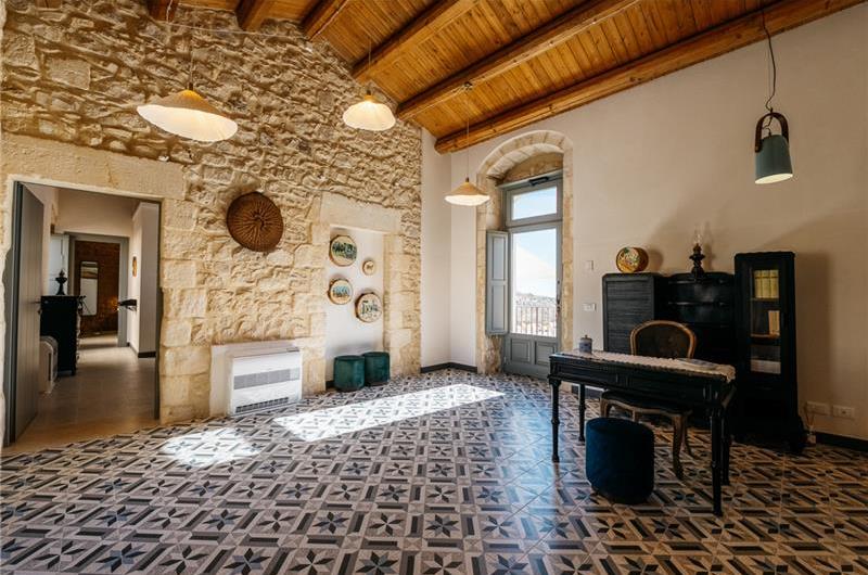  6 bedroom villa with heated pool in Modica, sleeps 18