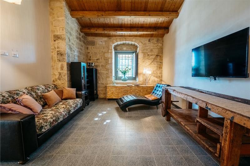  6 bedroom villa with heated pool in Modica, sleeps 18