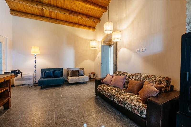  6 bedroom villa with heated pool in Modica, sleeps 18