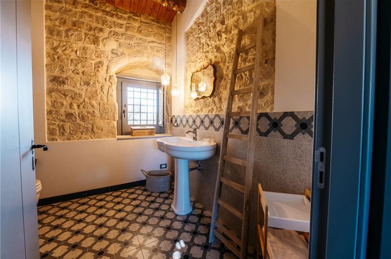  6 bedroom villa with heated pool in Modica, sleeps 18
