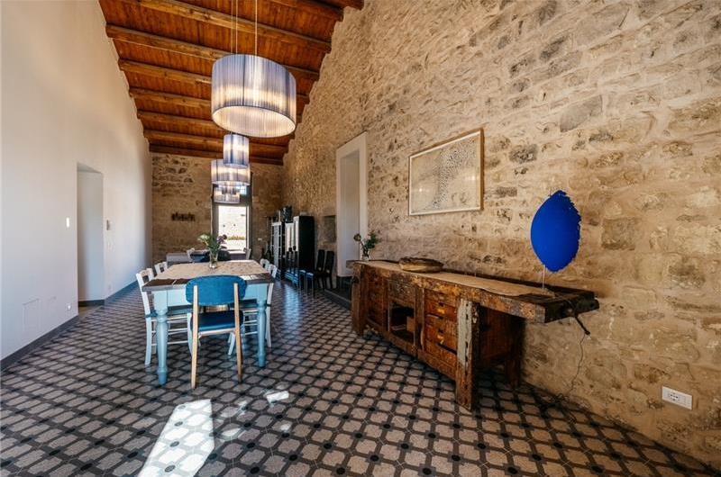  6 bedroom villa with heated pool in Modica, sleeps 18