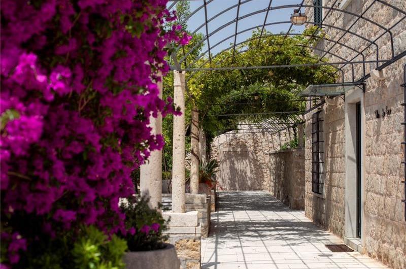 Luxury 7 Bedroom Villa with Heated Pool, Gym, Sauna, Jacuzzi and Sea Views in Dubrovnik, Sleeps 12-14